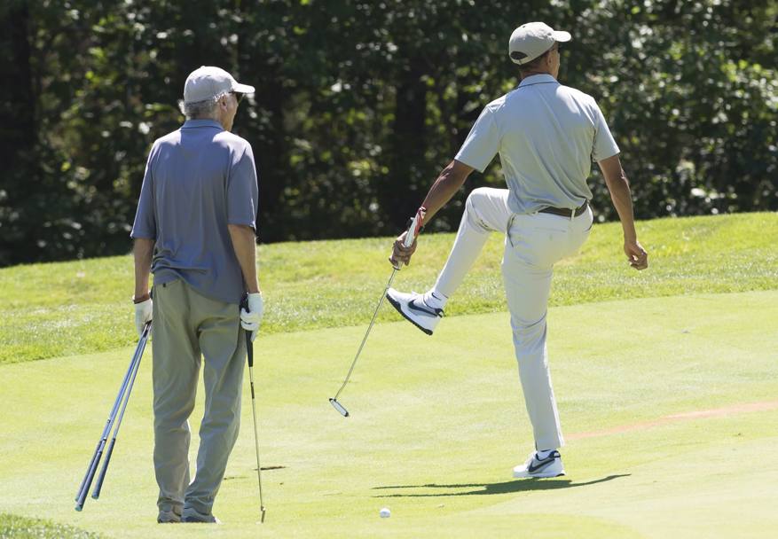 La “mossa” di Obama sul green, nell’attesa di conoscere l’esito del suo putt. AFP